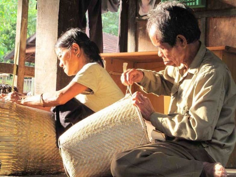 Oficios artesanales de la etnia Kho Mu